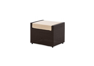 Ensemble de canapés contemporains en polyrotin pour l'extérieur avec coussins blancs, mobilier de jardin et de terrasse avec table basse et ottoman pour la cour. - Product Image 3