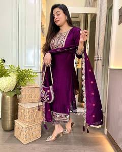 Ensemble Kurta et pantalon pour femme, brodé violet, style traditionnel indien pakistanais, coupe ample, longueur au sol, en coton, tenue de mariage - Product Image 3