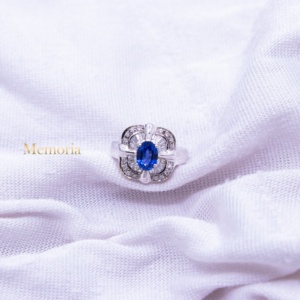 Bague en or blanc massif 14 carats avec saphir bleu naturel ovale et diamants baguette, halo festonné, Memoria Jewels, vente en gros - Product Image 2