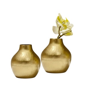 Ensemble de 2 vases à fleurs classiques de forme ovale en métal pour la décoration de la maison, vases à fleurs vintage à bandes dorées et ivoire, pour table - Product Image 5