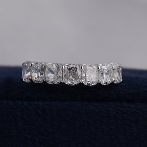 Bague éternité en or 14 carats avec diamants taille coussin et sertissage complet de diamants - Product Image 2