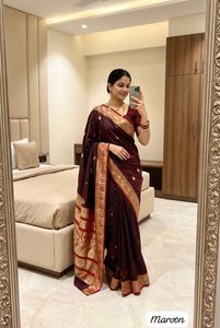 Sari en soie satinée avec tissage Zari, look traditionnel indien magnifique, pour les occasions festives et la saison des mariages, vêtements élégants pour femmes - Product Image 6