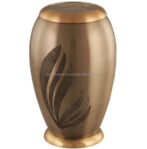 Urna de cremación de latón caliente y más vendida con jarrón de diseño de hojas para decoración de piedras graves - Product Image 4