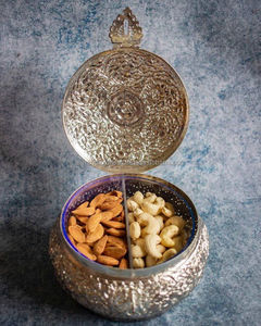Recipiente Tradicional Indio de Metal para Frutos Secos con Tapa Hermética para un Almacenamiento Elegante en la Cocina y una Exhibición Decorativa en la Mesa - Product Image 2