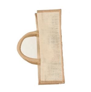 Vente en gros de sacs à cordon en toile de jute avec logo personnalisé Emballage de cadeau de fête de mariage en jute uni pour le vin en stock - Product Image 5