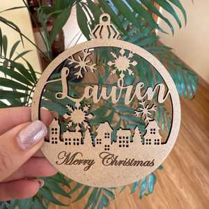 Ornement de Noël en bois personnalisé, découpe laser, design circulaire avec nom et scène personnalisée pour la décoration des fêtes - Product Image 1