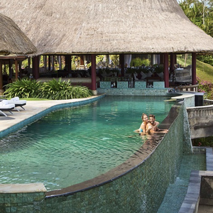 Carreaux de piscine Sukabumi d'origine indonésienne avec finition en pierre naturelle - Product Image 4