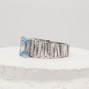 Anillo de Diamantes Azul Esmeralda en Oro Blanco con Banda Ancha y Diamantes Pavé Laterales, Anillo de Compromiso de Lujo para Mujer - Product Image 2