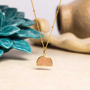 Élégant Collier Pendentif en Pierre de Lune Pêche Plaqué Or, Demi-Cercle Géométrique, Chaîne Satellite 14K, Cadeau Polyvalent pour Elle - Product Image 5