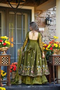 Conjunto de Traje Anarkali Sharara al por Mayor, Tela de Seda Crujiente, Bordado con Lentejuelas Multicolores, Tallas del 34 al 46, Alta Calidad, Catálogo al por Mayor - Product Image 2