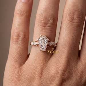 Bague élégante en argent plaqué, sertie de diamants de laboratoire taillés en cercueil, style Art Déco, look vintage, bijoux de mariée, pour demande en mariage ou soirée - Product Image 6