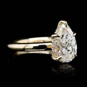Bague solitaire en argent 925 personnalisée avec diamant de laboratoire taille poire pour femme, idéale pour anniversaire et soirée, luxe - Product Image 1