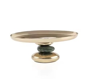 Support à gâteau de luxe en laiton finition or, base en marbre vert moderne, plateau de présentation de desserts en métal, centre de table - Product Image 1
