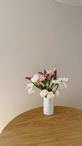 Vase de table en céramique minimaliste, finition mate, fait main, 8-16 pouces - Product Image 6