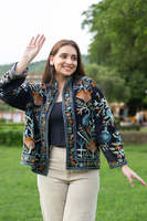 Veste pour femme en velours noir élégamment conçue, ornée de broderies Suzani complexes, art traditionnel et style moderne, manteau pour filles