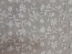 Tissu en coton blanc pur en gros avec applique florale 3D à franges-pétales et broderie botanique traînante pour vêtements de créateurs - Product Image 2