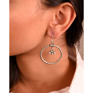 Boucles d'oreilles pendantes rondes creuses Meera Jaipur - Product Image 2