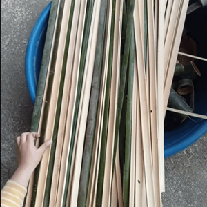Bâtons de bambou fendus, matériau de bambou transformé pour la fabrication de paniers, la confection de meubles et la décoration, origine Vietnam. - Product Image 1