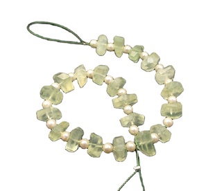 Perles en forme de pépites à facettes de pierres précieuses naturelles de Prehnite de qualité AAA Grade 1 pour la fabrication de bijoux en gros - Product Image 1