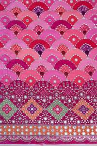 Tela crepé natural con estampado geométrico de espejos en magenta rosa y borde grueso para kurtis de diseñador y vestidos étnicos. - Product Image 6