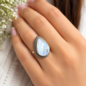 Anillo Boho Unisex con Piedra Lunar Arcoíris Natural en Engaste de Bisel, Hecho a Mano en Plata de Ley 925 con Baño de Oro Rosa - Product Image 6