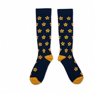 Calcetines de Algodón Casuales de Primavera para Hombre con Logotipo Personalizado, Transpirables, con Diseño Deportivo y Logotipo en la Parte Inferior y en el Cuerpo del Calcetín - Product Image 1