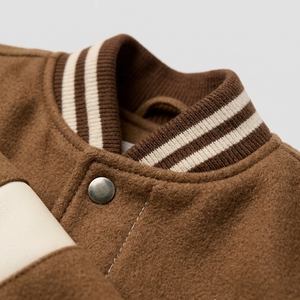 Chaqueta universitaria para mujer que combina estilo deportivo con tela cómoda, forro suave de calidad duradera y un diseño moderno y versátil. - Product Image 5