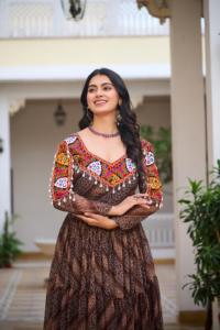 Vestido especial para Navratri con estampado Bandhani de diseñador, con trabajo Gamthi, trabajo de espejos auténticos y encaje Kodi en tejido Faux Georgette. - Product Image 6