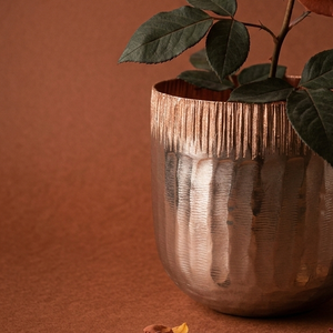 Vase à fleurs de luxe en cuivre martelé, élégant, texturé or rose, fait main, décoration d'intérieur, centre de table, unité unique uniquement - Product Image 4