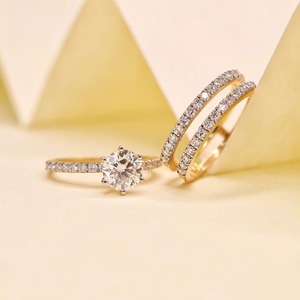 Ensemble de bagues de mariage en diamant de laboratoire taille ronde 2,40 TC, or jaune 14 carats, avec alliance assortie pavée parallèle - Product Image 5