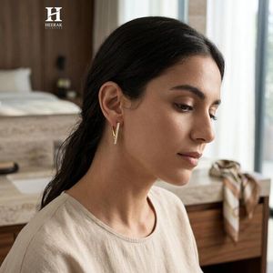 Pendientes de Aro con Diamantes en Forma de V de Oro de 14K, Joyería Fina Geométrica Moderna de Fabricante - Product Image 4