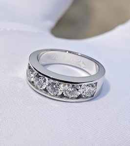 Bague unisexe en argent 925 véritable avec cinq pierres de moissanite scintillante taille ronde, idéale pour mariage ou comme surprise pour la mariée - Product Image 3