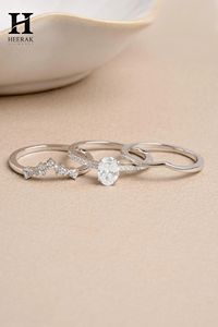 Anillo de compromiso vintage con diamante ovalado cultivado en laboratorio, conjunto de anillos solitarios de oro amarillo de 14K, corona de tiara curvada de 3 piezas con pavé, conjunto nupcial apilable. - Product Image 4