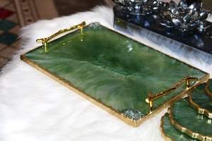 Bandeja de Servir de Resina con Geoda Verde Esmeralda y Asas Doradas, Bandeja Decorativa de Epoxi Hecha a Mano - Product Image 6