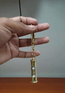 Porte-clés sablier artisanal en laiton massif, mini minuteur à sable, style vintage, personnalisable, léger, article cadeau - Product Image 3