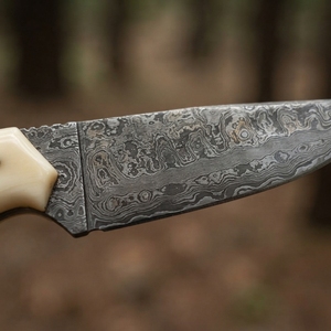 Couteau de chasse, de camping et de bushcraft à lame fixe en acier Damas forgé sur mesure avec manche en os, vente en gros OEM - Product Image 4