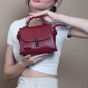 กระเป๋าหนังแท้สไตล์วินเทจคลาสสิก สีแดงเลือดหมู ทำมือ สะพายไหล่ ความจุ 3 ลิตร ขายส่งงานฝีมือเครื่องหนัง - Product Image 4