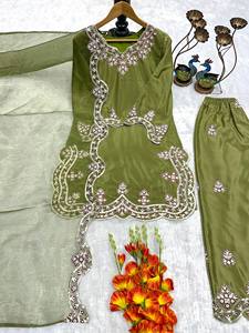 Ensemble Kurti et Palazzo brodés par des designers avec dupatta |   Costume ethnique pour femmes, pour occasions festives et soirées - Product Image 4