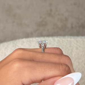 Anillo de Compromiso con Diamante Cultivado en Laboratorio de 5 Quilates, Corte Redondo, 6 Puntas, Oro Blanco de 14k, Certificado IGI - Product Image 5