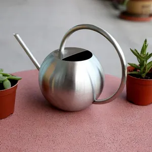 Arrosoir décoratif de luxe à longue portée, accessoire d'intérieur moderne et élégant, arrosoir en métal pour usage intérieur, fait main - Product Image 4