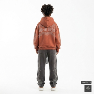 Conjunto de Sudadera con Capucha Marrón Oxidado Personalizado y Pantalones Jogger Negros de Pierna Ancha con Detalles de Pedrería, de Algodón Afelpado, Estilo Urbano, Venta al por Mayor OEM - Product Image 2