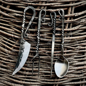 Ensemble de couverts de camping à manche torsadé avec couteau, cuillère et fourchette dans une pochette en cuir pour la cuisine en plein air, couverts médiévaux en fer forgé à la main - Product Image 4