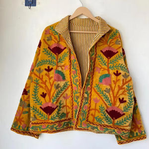 Veste kimono en velours faite à la main, broderie à l'aiguille Suzani |   Couette écologique respirante anti-plis 100% coton au design bohème - Product Image 1