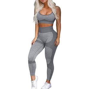 Ensemble de yoga pour femmes en tissu doux, offrant une coupe ajustée et un look élégant, idéal pour les séances de sport et la détente à domicile. - Product Image 1