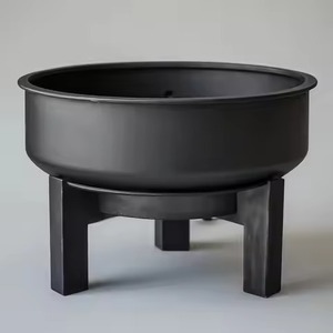 Brasero moderne en métal noir profond et rond, avec support à pieds épais, pour terrasse extérieure et jardin, foyer à bois - Product Image 1