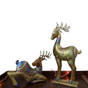 Ensemble de 2 cerfs assis en fer peint de qualité supérieure, inspiré de l'artisanat traditionnel indien, idéal pour l'aménagement visuel dans les zones résidentielles. - Product Image 1