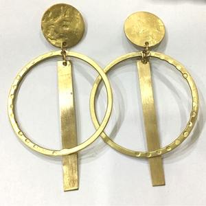 ต่างหูทองเหลืองดีไซน์หรูหรา – ต่างหูทรงกลมและทรงแท่งเคลือบทองด้านแบบตอกด้วยมือ เครื่องประดับเรขาคณิตสไตล์มินิมอลทันสมัย - Product Image 2