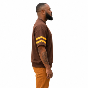Vêtements grecs personnalisés T-shirt en tricot à manches courtes marron pour homme avec manches rayées jaunes Col rond Coupe décontractée - Product Image 4