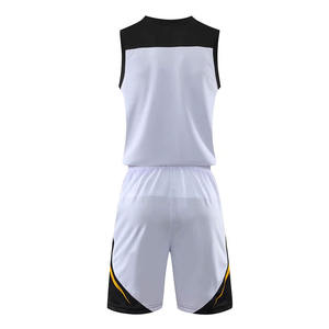 Uniforme de baloncesto, conjunto de camiseta y pantalones cortos deportivos de baloncesto, hecho con material de malla transpirable, diseñado para juegos y entrenamientos. - Product Image 2