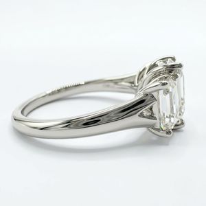 Anillo de Platino PT950 con Diamante Cultivado en Laboratorio de Corte Esmeralda de 2.90CTW, Certificado IGI, Banda de Tres Piedras - Product Image 3
